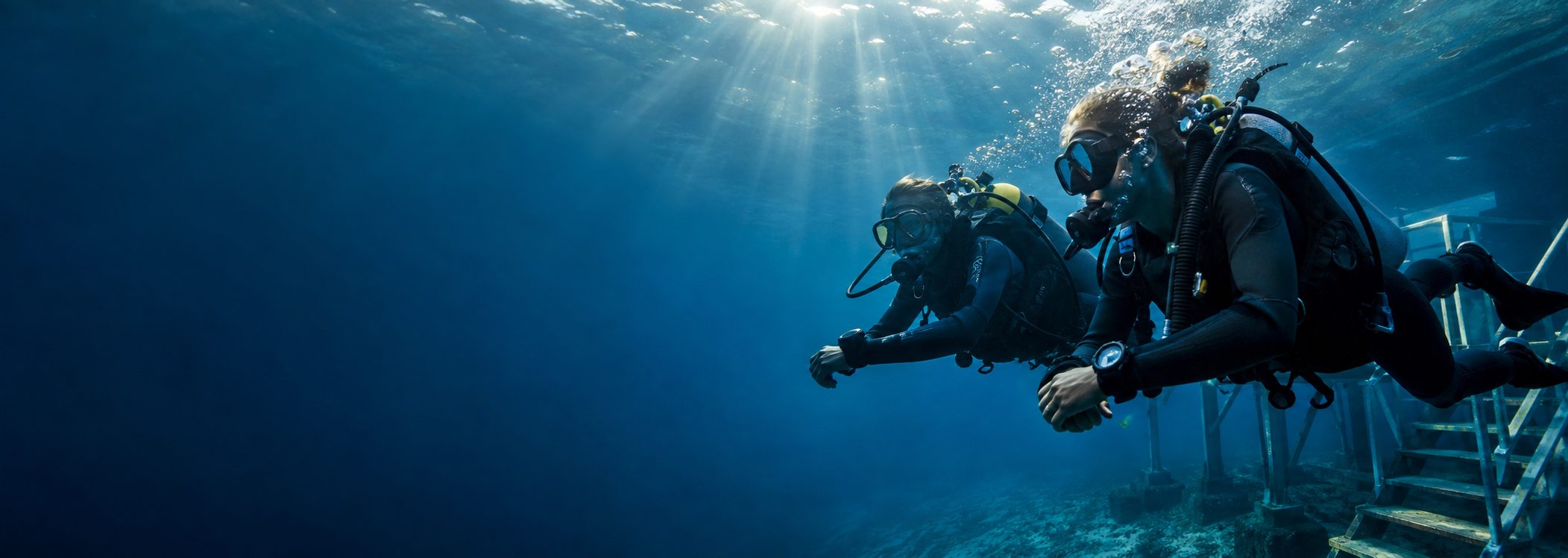 Zwei Taucher beim Training unter Wasser